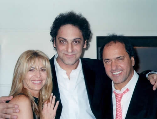 Scioli y Karina Rabolini con el Mago Chester